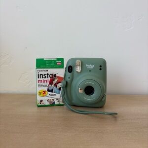 Fujifilm Instax Mini 11 (with film)